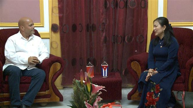 VFF Vice President Truong Thi Ngoc Anh (R) holds talks with CDRs National Coordinator Gerardo Hernández Nordelo. (Photo: VNA)