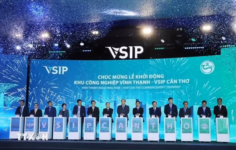 At a the ceremony to kick start construction of Vinh Thanh Industrial Park - the Vietnam - Singapore Industrial Park (VSIP) in Can Tho city . (Photo: VNA)