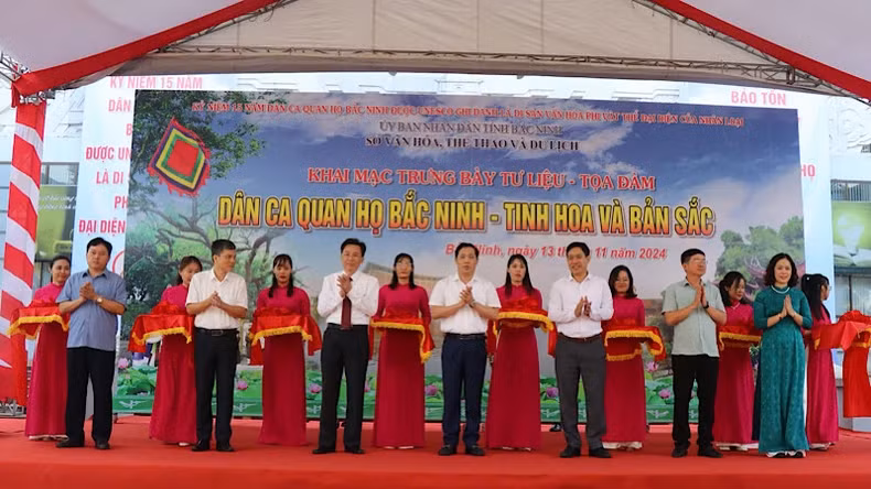 Delegates cutting ribbon to open the exhibition space. Delegates cutting ribbon to open the exhibition space.