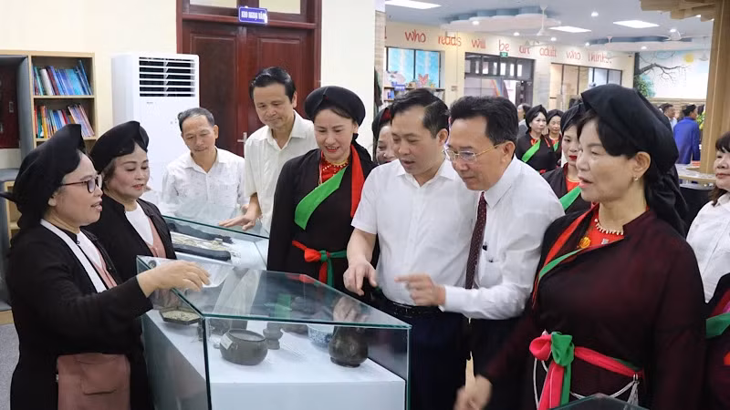 The delegates visit the exhibition space.