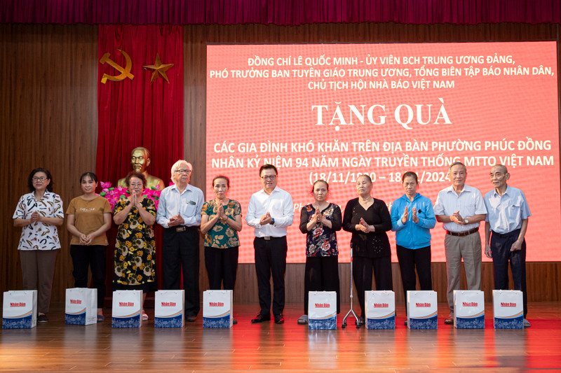 Le Quoc Minh, Member of the Party Central Committee (PCC), Editor-in-Chief of Nhan Dan (People) Newspaper, Deputy Head of the PCC Commission for Communication and Education, and Chairman of the Vietnam Journalists’ Association, presents gifts to families living in difficult circumstances