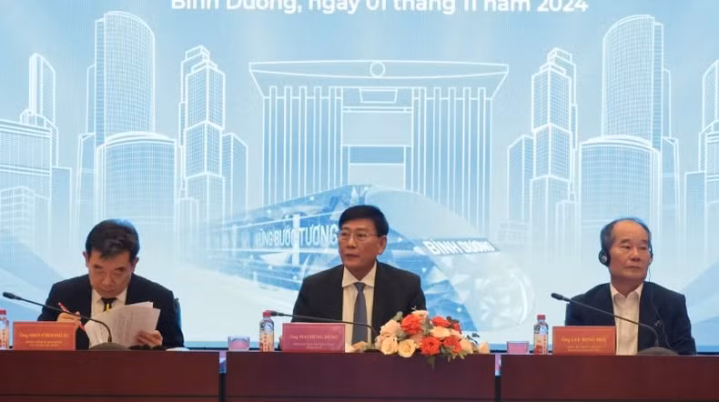 Delegates chairing the dialogue.