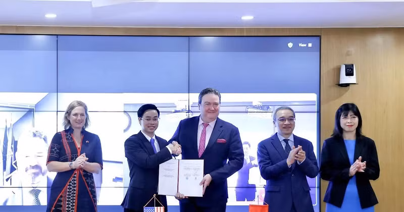 At the signing ceremony (Photo: VNA)