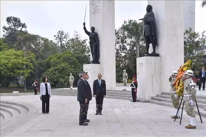 State President Luong Cuong and the high-ranking Vietnamese delegation lay a wreath at the monument dedicated to Peru's heroes in the Heroes of Independence Park in Lima. (Photo: VNA)