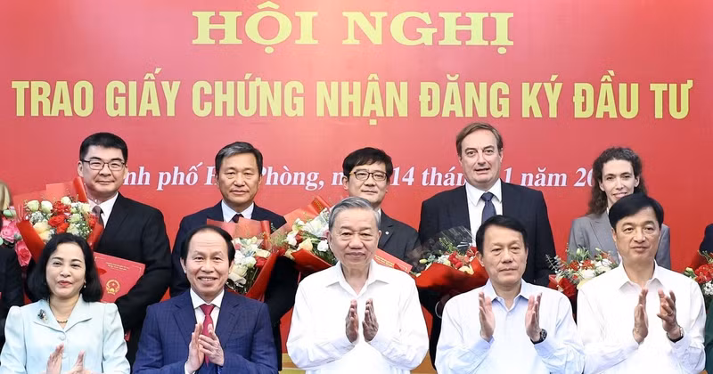 General Secretary of the Communist Party of Vietnam Central Committee To Lam (centre, front row) attends the ceremony on November 14 to hand over investment certificates to 12 major FDI projects in Hai Phong city. (Photo: VNA)