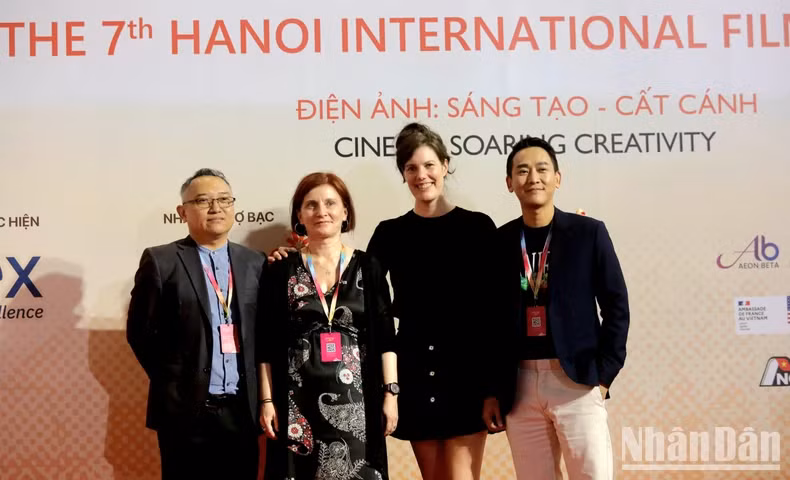 Members of the Jury. Vietnamese artist Hua Vi Van is one of the members of the Jury. Members of the Jury. Vietnamese artist Hua Vi Van is one of the members of the Jury.