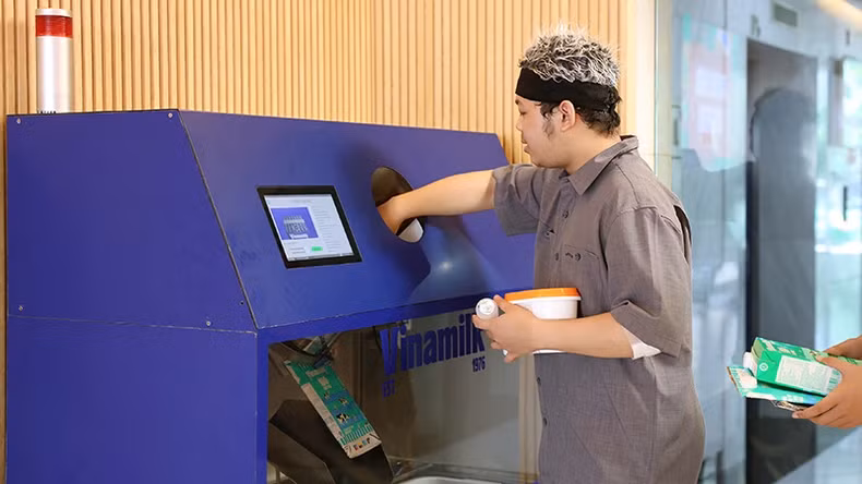 Vinamilk is testing the installation of automatic product packaging sorting machines at stores. Vinamilk is testing the installation of automatic product packaging sorting machines at stores.