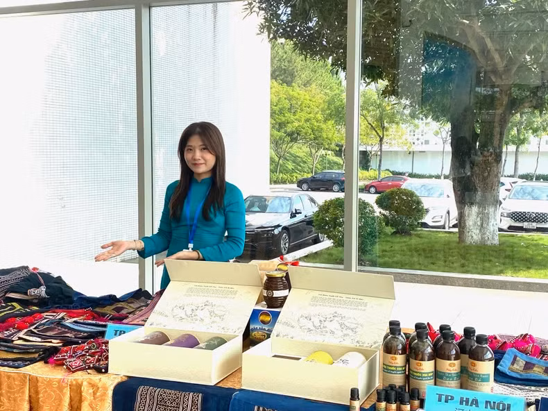 A booth displaying Vietnamese products at the conference. A booth displaying Vietnamese products at the conference.