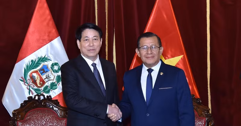 Vietnam’s State President Luong Cuong (left) and President of the Congress of Peru Eduardo Sanjuana at their meeting in Lima on November 13 afternoon (local time). (Photo: VNA)