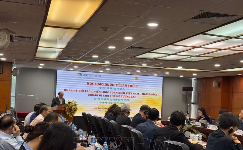 President of the Vietnam Academy of Social Sciences Dr Phan Chi Hieu speaks at the workshop in Hanoi on November 7. (Photo: VNA)