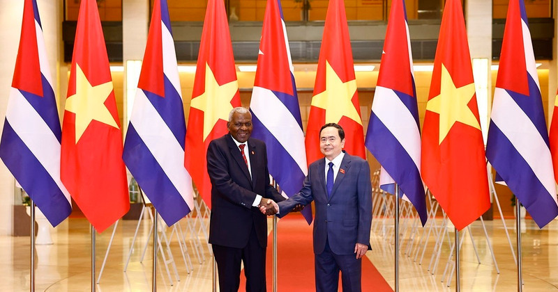 National Assembly Chairman Tran Thanh Man (R) and President of the National Assembly of People’s Power of Cuba Esteban Lazo Hernandez (Photo: VNA)