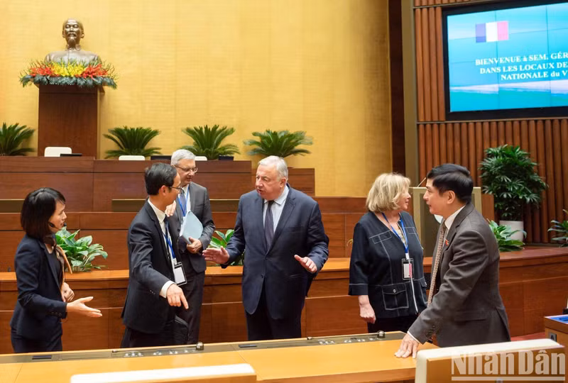 The guide of the National Assembly House introduced Dien Hong Hall to the President of the French Senate Gérard Larcher.
