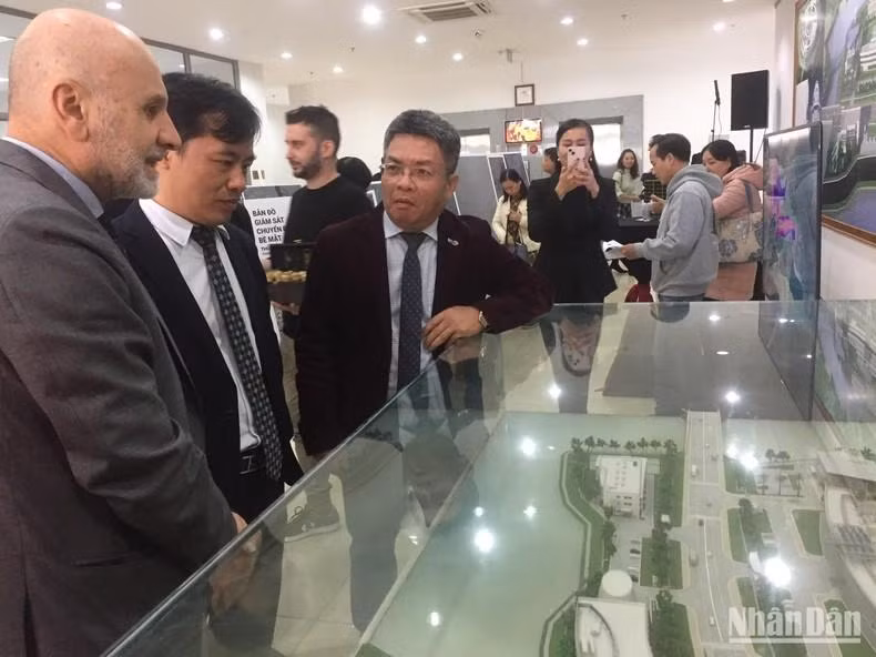 The exhibition was visited by Italian Ambassador to Vietnam Antonio Alessandro; Prof. Le Truong Giang, vice president of VAST; and Dr. Pham Anh Tuan, general director of the VNSC.