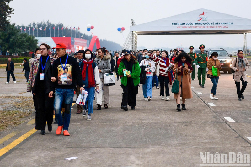 Due to the large number of people coming to visit, in the tens of thousands of people, the organising board had to temporarily stop welcoming more guests and divide the registered guests into small groups to avoid jostling causing unsafety.