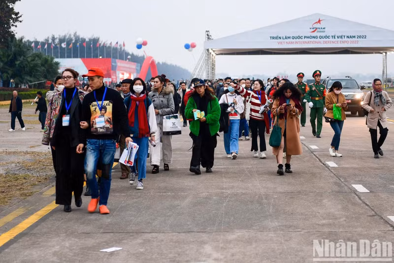 Due to the large number of people coming to visit, in the tens of thousands of people, the organising board had to temporarily stop welcoming more guests and divide the registered guests into small groups to avoid jostling causing unsafety.