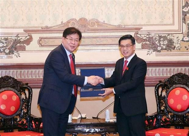 Vice Chairman of the Ho Chi Minh City People’s Council Nguyen Van Dung (R) and Chairman of Busan Metropolitan Council Ahn Sung-min (Photo: VNA)