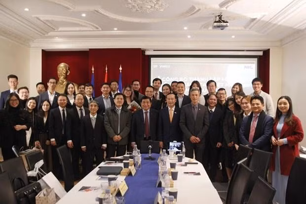 Minister of Planning and Investment Nguyen Chi Dung (C, first line) poses for a photo with VINEU members. (Photo: VNA)