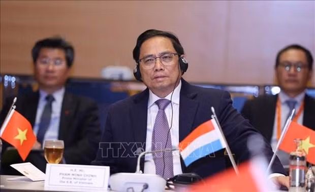 Prime Minister Pham Minh Chinh at the meeting with leaders of several large economic groups of Luxembourg and Europe (Photo: VNA)