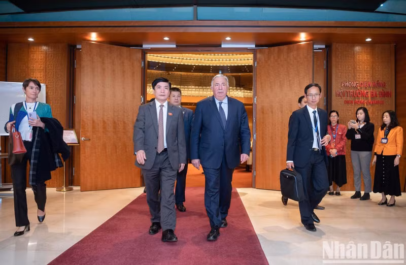 President of the French Senate Gérard Larcher visits the Dien Hong Hall, where the National Assembly sessions take place.