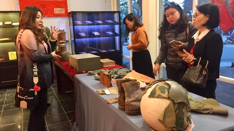 Delegates visited artifacts related to the battle that lasted 12 days and nights in Hanoi in December 1972.