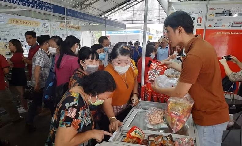 Consumers buy goods at the fair.