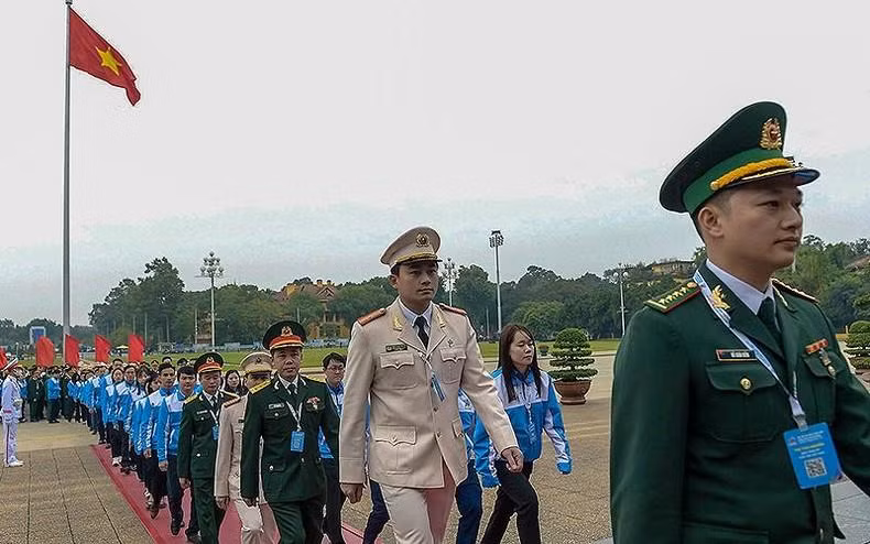 The delegates paid tribute to late President Ho Chi Minh at his mausoleum in Hanoi. The delegates paid tribute to late President Ho Chi Minh at his mausoleum in Hanoi.