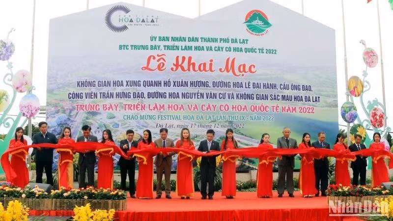 Da Lat opens flower space and international flower and ornamental plant fair 