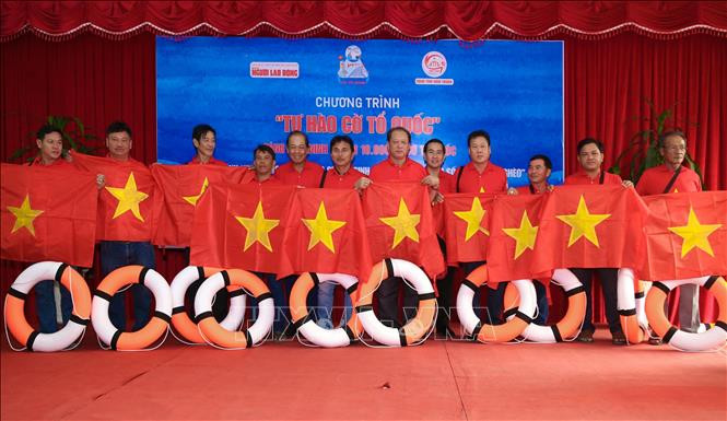 10,000 national flags presented to fishermen in Ninh Thuan