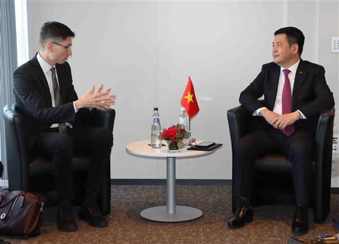 Minister of Industry and Trade Nguyen Hong Dien (right) meets Vice President of FESI Manuel Pauser on December 14 on the sidelines of the summit commemorating the 45th year of the EU-ASEAN diplomatic relations. (Photo: VNA)