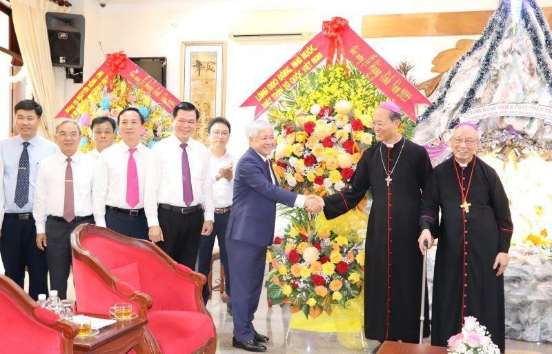 VFF President Do Van Chien greetings to Xuan Loc Diocese
