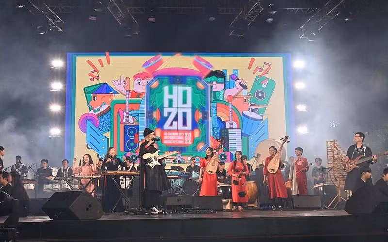  A performance at the event with a combination of Western instruments and traditional Vietnamese instruments. (Photo: QUOC THANH)