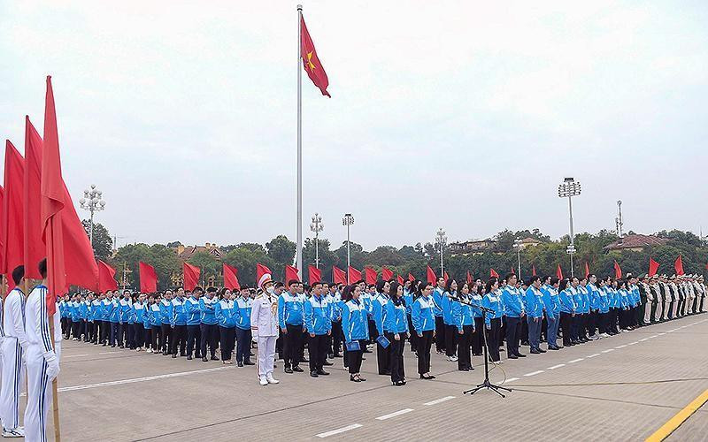 980 delegates to the 12th National Congress of the Ho Chi Minh Communist Youth Union paid tribute to President Ho Chi Minh.