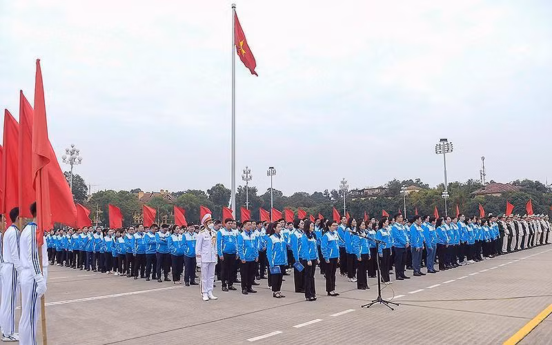 980 delegates to the 12th National Congress of the Ho Chi Minh Communist Youth Union paid tribute to President Ho Chi Minh.