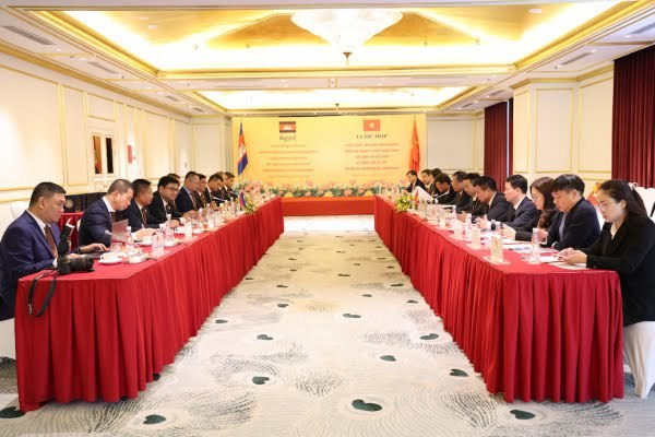 Representatives from the Ministry of Public Security’s Immigration Department and the Cambodian Home Affairs Ministry’s General Department of Immigration attend the meeting. (Photo: VNA)