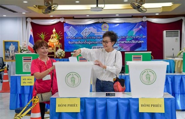 Overseas Vietnamese cast their votes at the election in Bangkok on October 22. (Photo: VNA)