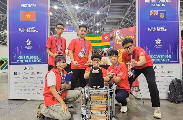 Vietnamese students win a gold medal at the world’s largest robotic competition. (Photo: qdnd.vn)