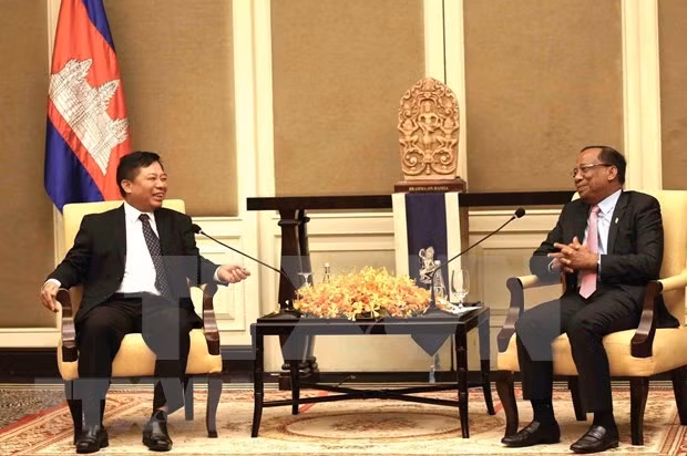 Vietnamese Ambassador to Cambodia Nguyen Huy Tang on October 23 meets with Second Vice President of the Cambodian National Assembly (NA) Vong Sauth. (Photo: VNA)
