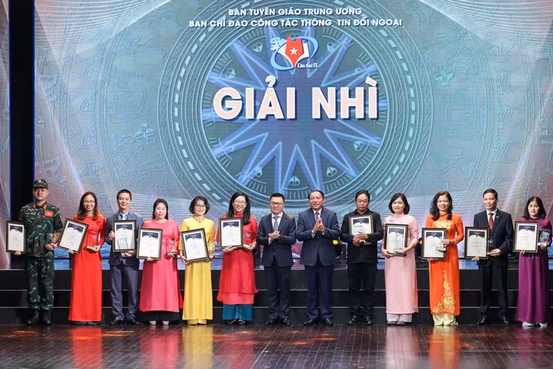 Nhan Dan (People) Newspaper journalists have won ten prizes, including four second, two third and two consolation prizes, at the National External Information Service Awards 2023.