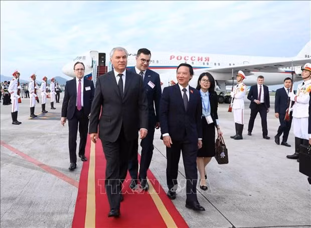 Chairman of the State Duma of the Federal Assembly of the Russian Federation Vyacheslav Victorovich Volodin arrives in Hanoi on October 5 afternoon. (Photo: VNA)