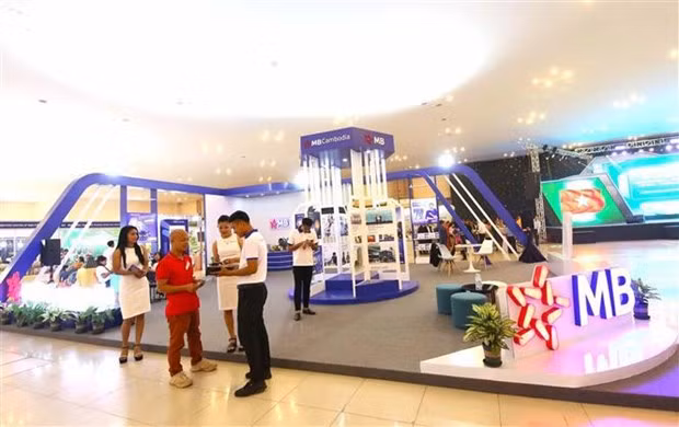 Visitors at the booth of the Military Commercial Joint Stock Bank. (Photo: VNA)