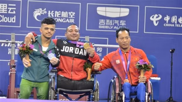 Powerlifter Le Van Cong wins the first medal for Vietnam at Asian Para Games 2023. (Photo: VNA)