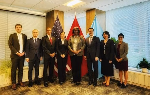 Officials of the two delegations posing for a photo (Photo: VNA)