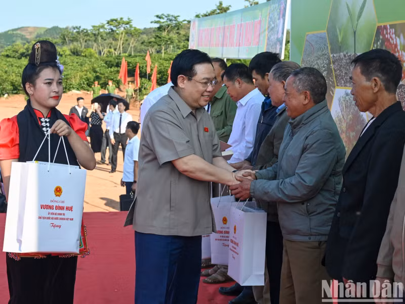 National Assembly Chairman Vuong Dinh Hue gives gifts to poor households and policy families in Hua La commune, Son La City.