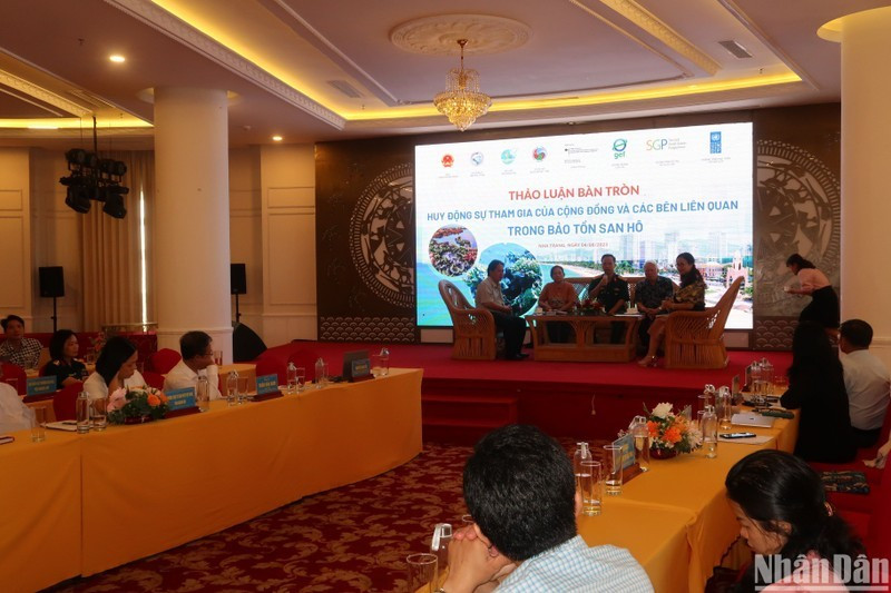 Delegates discussing the cooperation in the implementation of the project. (Photo: PHONG NGUYEN)