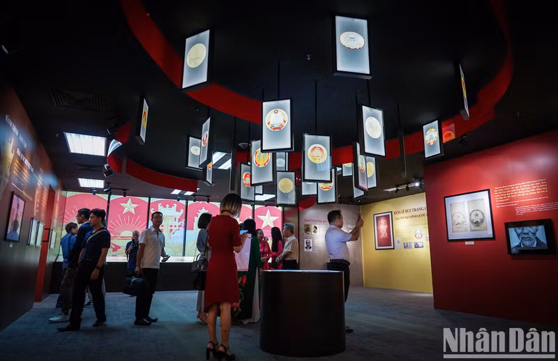 Original designs of national emblem displayed in Hanoi ảnh 1