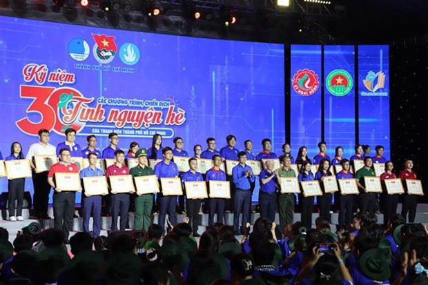 Many collectives and outstanding individuals who have made significant contributions to the development of the summer volunteer programmes and campaigns are awarded certificates of merit. (Photo: VNA) 