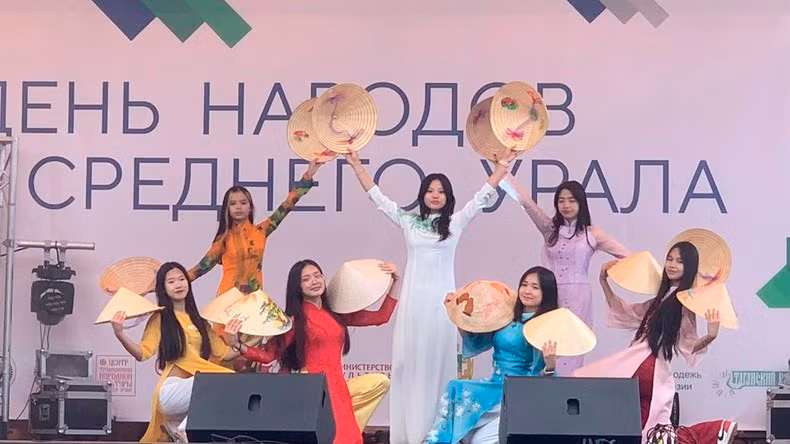Performance by students and children of the Vietnamese community at Ekaterinburg.