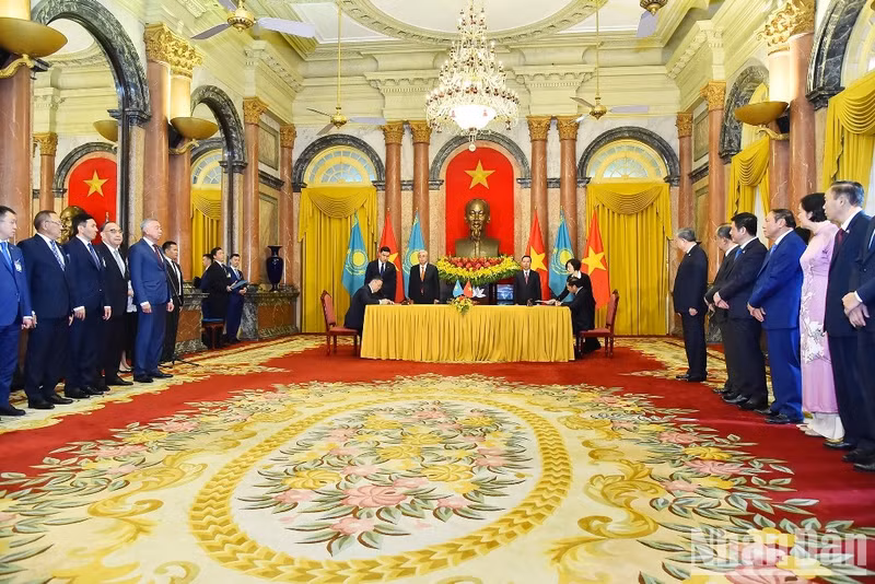 [In Pictures] Vietnam and Kazakhstan boost cooperation in many fields ảnh 9