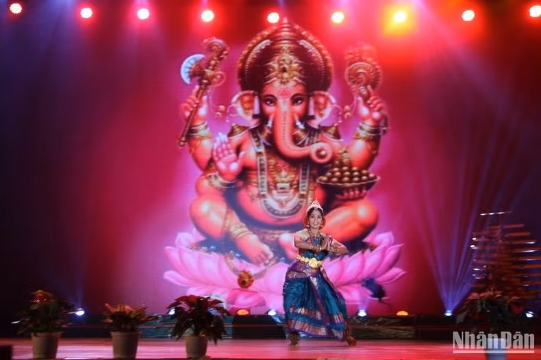 A unique dance performance of Indian culture was performed at the programme. A unique dance performance of Indian culture was performed at the programme.