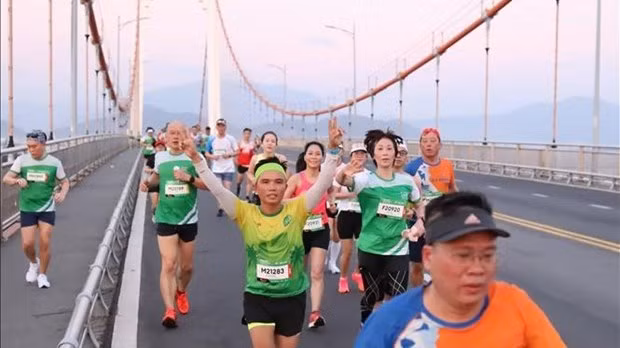 Athletes compete in the Manulife Da Nang International Marathon 2023. (Photo: VNA)